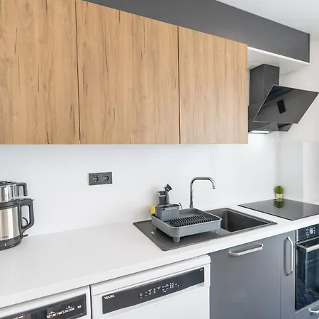 Trendy 2br Stylish, Vibrant Area
