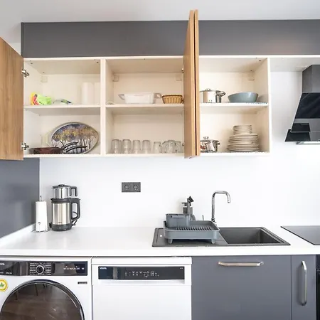 Trendy 2br Stylish, Vibrant Area Apartment