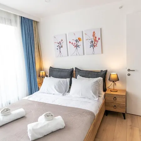Trendy 2br Stylish, Vibrant Area